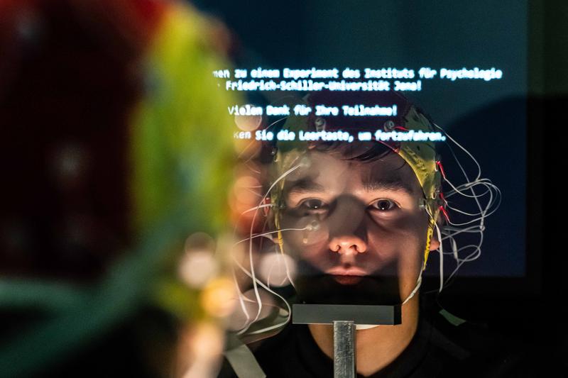 Proband Lucas Riedel in einem Labor der Universität Jena während einer EEG-Studie mit sogenannten Cochlea-Implantaten.