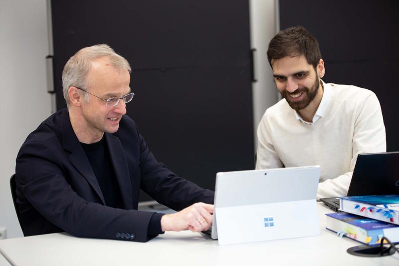 Prof. Nils Balke und sein neu eingestellter Mitarbeiter Navid Azarafroz