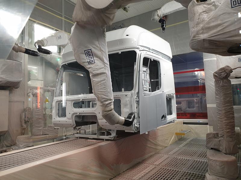 So sehen Sieger aus: »Eco Paint Process Trucks« in Aktion bei der Daimler Truck AG.