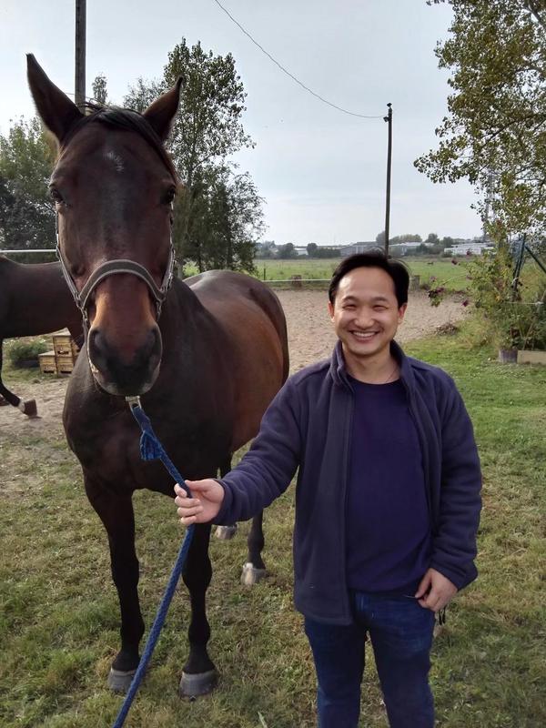 Dr. Wu Li im Rostocker Pferdesportverein. Nach erfolgreichem Post-Doc Aufenthalt zog er mit seiner Familie zurück nach Wuhan, China.