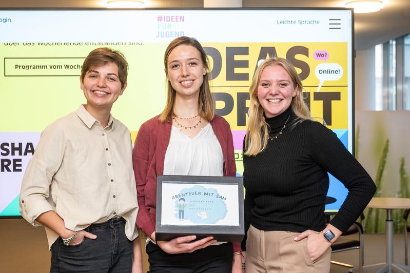 Von der UNESCO und vom Bayerischen Sozialministerium ausgezeichnet: Deborah Walsleben, Cäcilia Präckel und Sophie Lüdecke (v.li.).