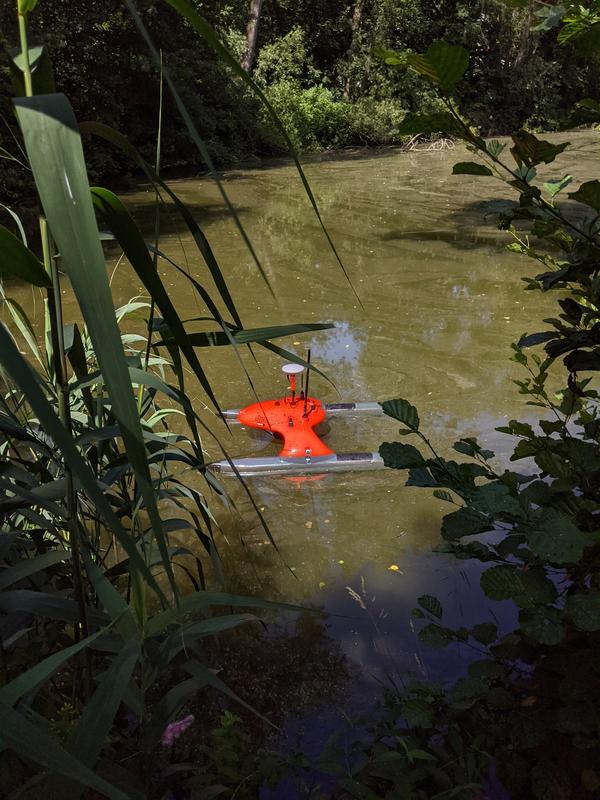 Ein Roboterboot auf dem Wasser.