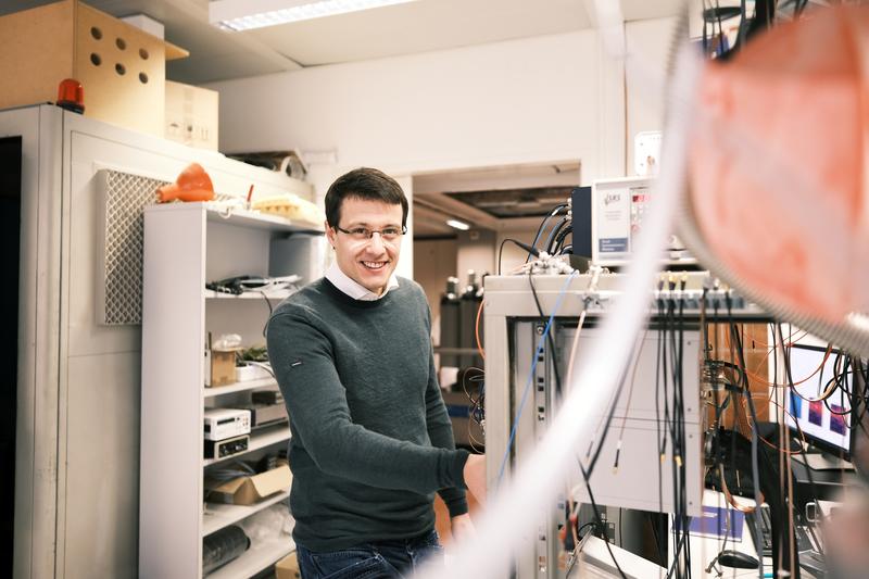 Mickael L. Perrin in seinem Labor an der Empa. Hier will er mit Hilfe von Graphen-Nanobändern eine Quantenwärmekraftmaschine entwickeln, die bei Raumtemperatur funktioniert. 