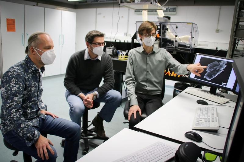 Prof. Dr. Christian Laforsch, Prof. Dr. Holger Kress, and Simon Wieland M.Sc. (from left) discussing the pictures of microparticles.