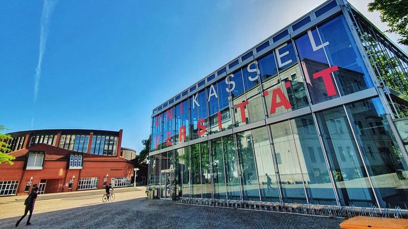 Eingang des zentralen Campus Holländischer Platz