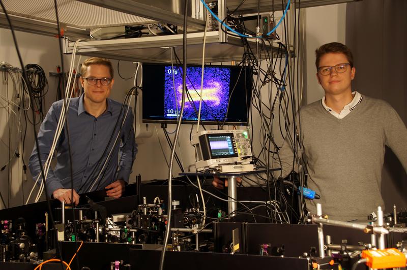 Prof. Dr. Georg Herink, Letztautor der neuen Studie (li.), und Erstautor Moritz Heindl M.Sc. (re.) am Mikroskopie-Aufbau im Labor für ultraschnelle Dynamik an der Universität Bayreuth