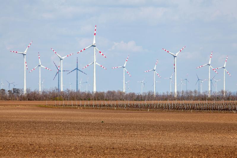 Eine Windkraftanlage auf einem Feld.   