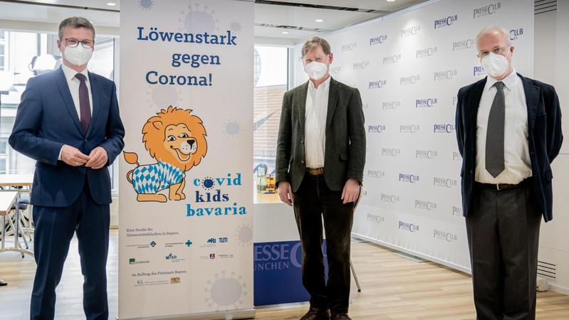 Präsentierten die zentralen Ergebnisse der COVID Kids Bavaria Studie (v.l.n.r.): Wissenschaftsminister Bernd Sibler und die beiden Studienleiter Prof. Christoph Klein und Prof. Dr. Johannes Hübner von der Klinik für Kinderheilkunde des LMU Klinikums.