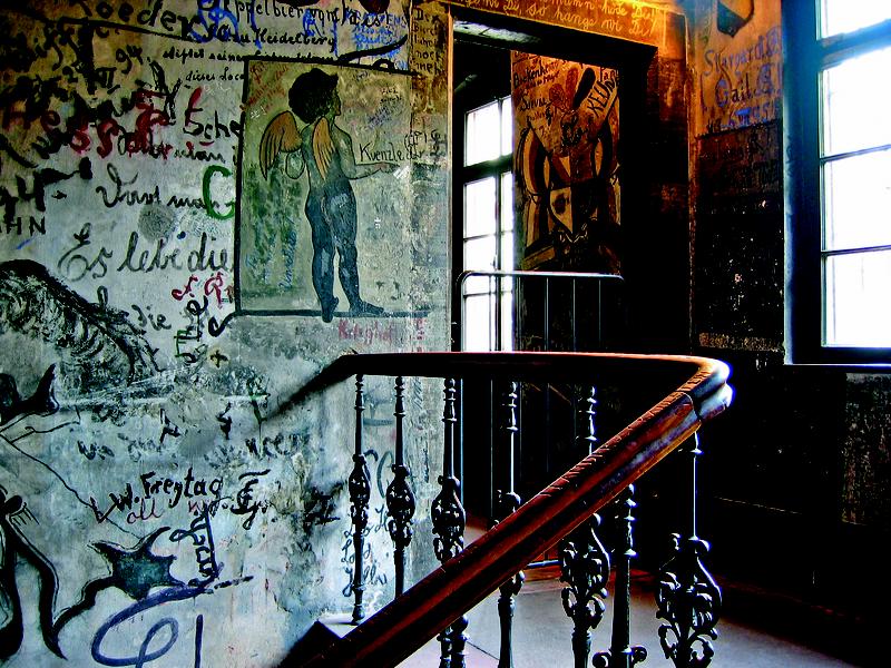 Mehr als 2.000 Malereien und Graffiti zieren die Wände und Decken des historischen Karzers der Universität Heidelberg