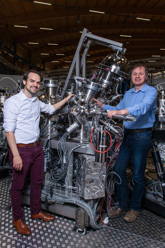 Niels Schröter (links) und Vladimir Strocov an einer der Experimentierstationen der Synchrotron Lichtquelle Schweiz SLS des PSI.