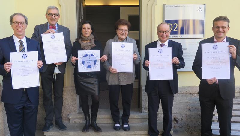 Von links: Prof. Pauli, Prof. Frosch, Gabriele Nelkenstock, Barbara Stamm (Ehrenpräsidentin d. Stiftung) und Prof. Einsele bilden zusammen mit dem abwesenden Oliver Jörg den Stiftungsrat. Hinzu kommt Prof. Maschmann, der Ärztliche Direktor des UKW. 