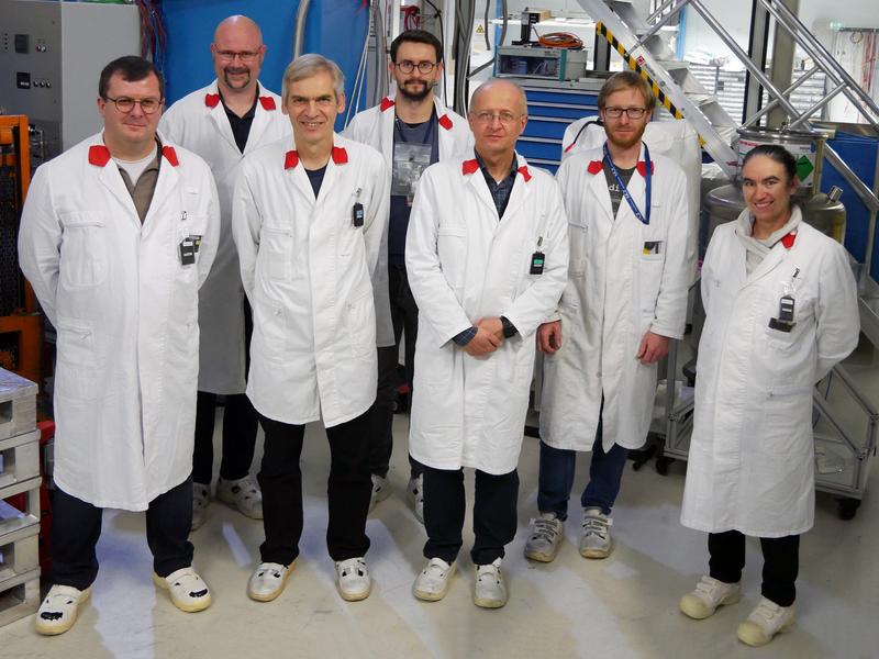 Das Forschungsteam (vlnr): Ludovic Pinier (TechnipFMC), Rudolf Schütz (FRM II), Dr. Ralph Gilles (FRM II), Doktorand Zeljko Ilic (Forschungszentrum Jülich), Dr. Zolt Revay (FRM II), Dr. Michael Schulz (FRM II), Dr. Sophie Bouat (Science-SAVED).