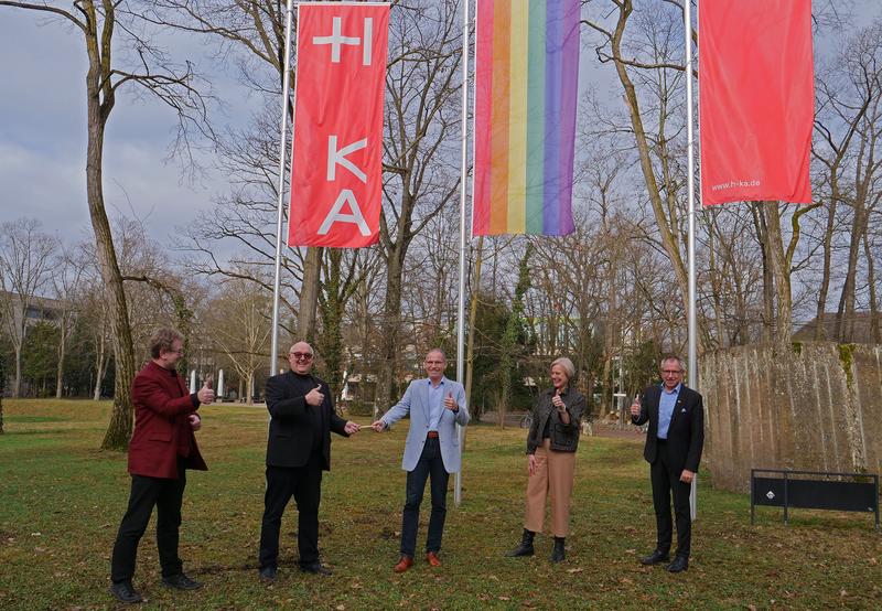 Symbolische Übergabe des Staffelstabs, v. l. n. r.: Prof. Dr. Busch, Präsident HTW Berlin, Prof. Dr. Stengler, Präsident HS Darmstadt, Prof. Dr. Artinger, Rektor HKA, Prof. Dr. Salchert, Rektorin HTW Dresden, Prof. Wolfmaier, Rektor HS Esslingen 