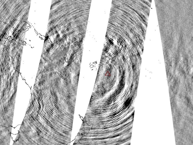 In den Aufnahmen des AIRS-Instrument werden ringförmige Wellen sichtbar. Am unteren Bildrand sind die Umrisse Neuseelands zu sehen, links die des australischen Kontinents.