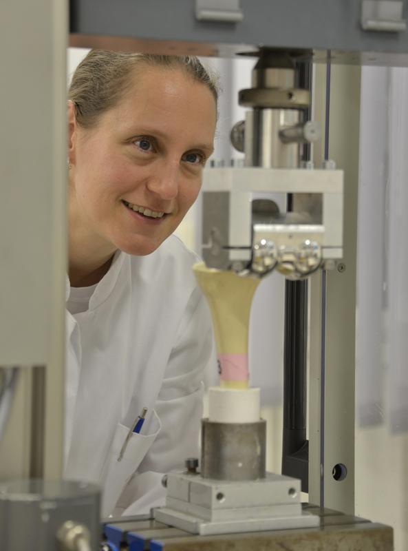 Die Ärztin als Ingenieurin: Die Programmierung und Bedienung der Materialprüfmaschine gehört zu den Grundfertigkeiten für die biomechanische Forschung von Prof. Dr. Stefanie Hölscher-Doht.