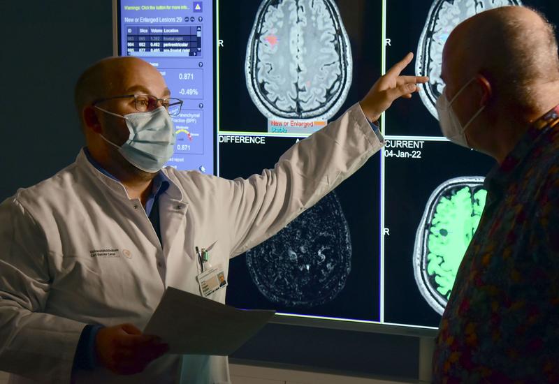 Frank Borchard (rechts) gehört zu den weltweit ersten MS-Patienten, die im Rahmen einer Studie von der computergestützten Auswertung standardisierter MRT-Bildgebung profitiert. Der Neuroradiologe Dr. Hagen Kitzler erläutert ihm erste Ergebnisse. 