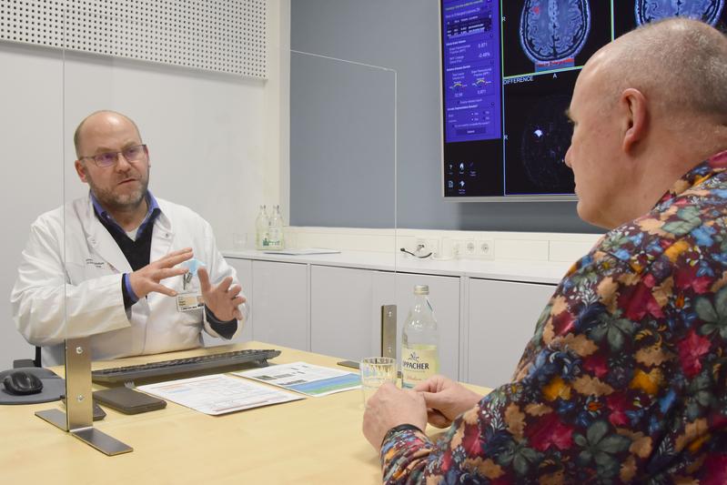 Der auf MS spezialisierte Neuroradiologe Dr. Hagen Kitzler erläutert Frank Borchard wie auch allen anderen am Dresdner MS-Zentrum versorgten Patientinnen und Patienten die Veränderungen, die bei den jährlichen Kontrollen erkannt werden.
