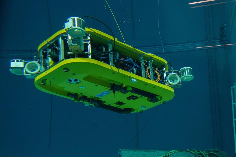 Das im Projekt Mare-IT entwickelte Zweiarm-AUV Cuttlefish im großen Salzwasserbecken der Maritimen Explorationshalle des DFKI in Bremen