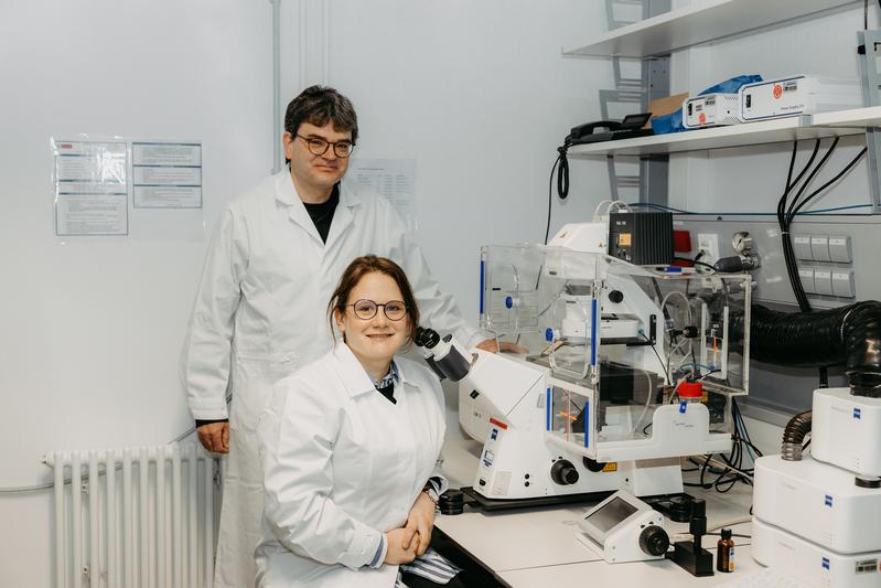Holder of the Chair in Systems Biology, Professor Dr. Fred Schaper, and Research Associate, Dr. Anna Dittrich, who jointly supervise the research project in the Institute of Biology in the Faculty of Natural Sciences at the University of Magdeburg