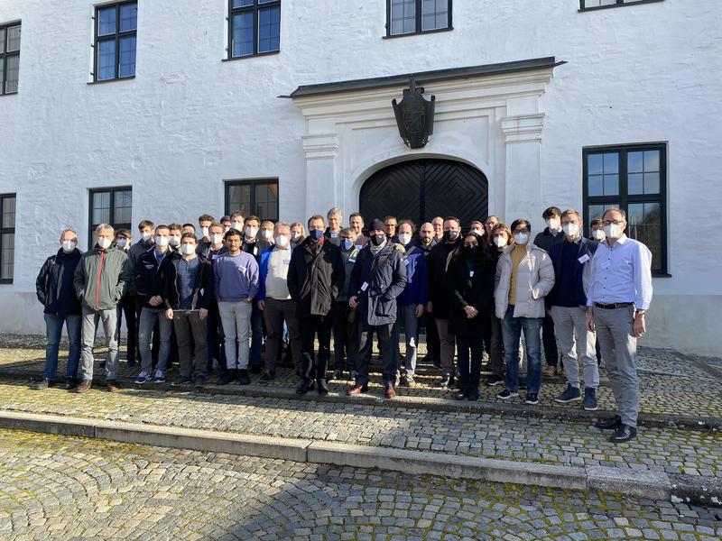 Neues Programm Quantentechnologie der Baden-Württemberg Stiftung startet mit 10 Kooperationsprojekten im Land. Das erste Netzwerktreffen fand im Wissenschaftszentrum Schloss Reisensburg der Universität Ulm statt.
