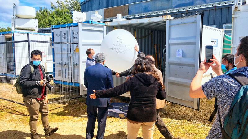 Letzter Wetterballon am 8.12.2021. Der Rektor der UMAG, Juan Oyarzo Pérez, und der Vizerektor für postgraduale Studien, Andrés Mansilla Muñoz, starteten gemeinsam mit Patric Seifert, Boris Borja und Raul Pérez die allerletzte Radiosonde der Kampagne. 