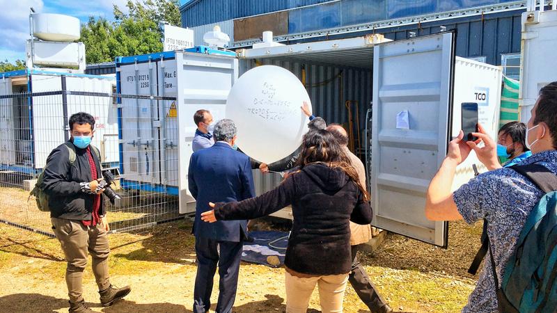 Last weather balloon on 8.12.2021. The Rector of UMAG, Juan Oyarzo Pérez, and the Vice-Rector for Postgraduate Studies, Andrés Mansilla Muñoz, launched the very last radiosonde of the campaign together with Patric Seifert, Boris Borja and Raul Pérez. 