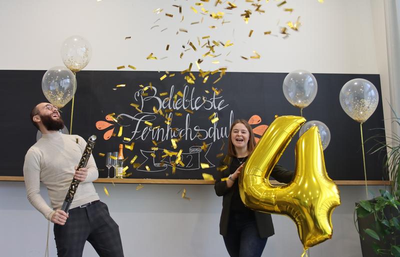 Eva Fraas und Eduard Rainer feiern die Auszeichnung "Beliebteste Fernhochschule 2022".