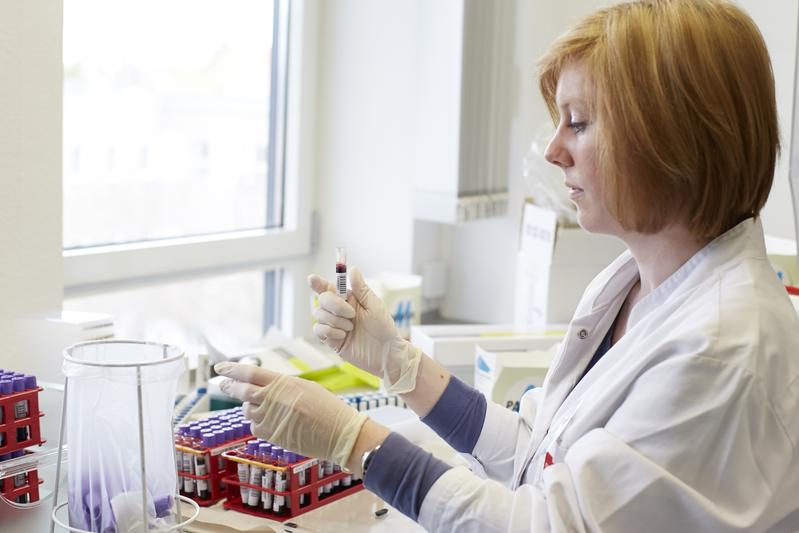 Die Stammzellspenderdatei DKMS setzt sich auch im wissenschaftlichen Bereich dafür ein, die Überlebens- und Heilungschancen von Menschen mit Blutkrebs zu verbessern.