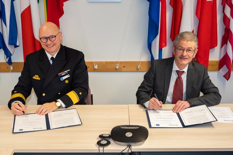 Rear Admiral Henning Faltin, commander of the German Flotilla 1 and Director of the COE CSW (l.), and Dr. Markus Antweiler, Fraunhofer FKIE, at the signing of the Memorandum of Understanding  to further expand their cooperation on maritime issues.