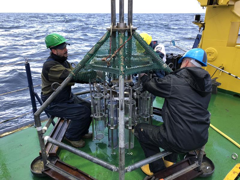 Sascha Plewe und Helge Arz, beide Sektion Marine Geologie des IOW, bereiten einen Multicorer für die Entnahme von kurzen Sedimentkernen vor.