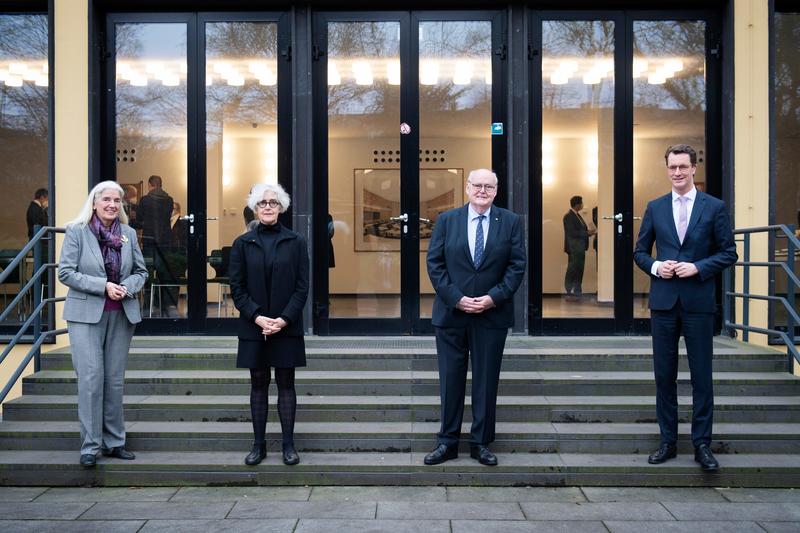 v.l.n.r. Isabel Pfeiffer-Poensgen, Ministerin für Kultur und Wissenschaft des Landes NRW; Prof. Julia Bolles-Wilson, Präsidentin der AWK NRW, Alt-Präsident Prof. Wolfgang Löwer; NRW-Ministerpräsident Hendrik Wüst