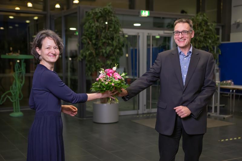Senatspräsident Prof. Dr. Claus Neumann gratuliert der künftigen Kanzlerin der Fachhochschule Kiel, Dr. Anja Franke-Schwenk, zu deren Wahl. 