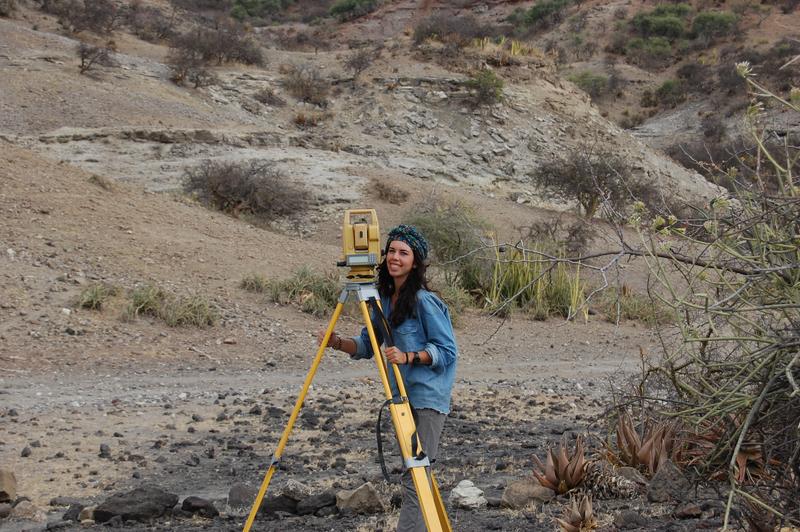 Dr. Lucía Cobo-Sánchez bei Ausgrabungen in der Olduvai-Schlucht in Tansania