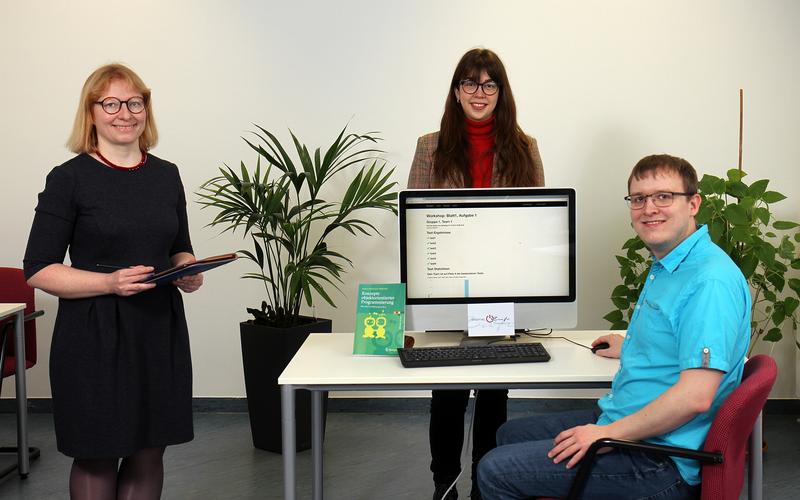 Dr. Annette Bieniusa (links) und Sebastian Schloßer (rechts) haben die Software mit ihren Kollegen entwickelt. Mit im Bild ist Chantal Momber (Mitte), die das Digital Café organisiert. 