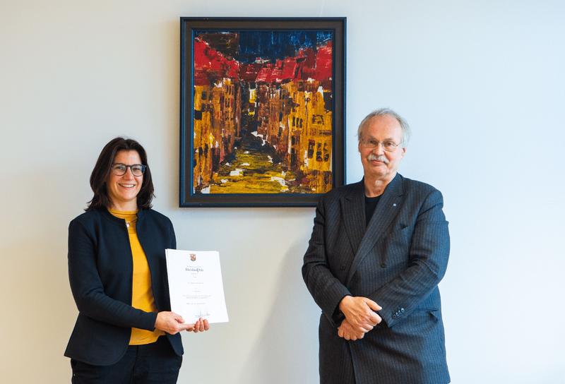 Prof. Dr. Kristian Bosselmann-Cyran, Präsident der Hochschule Koblenz, und Prof. Dr. Kathrin Klein-Zimmer bei der Überreichung der Ernennungsurkunde.