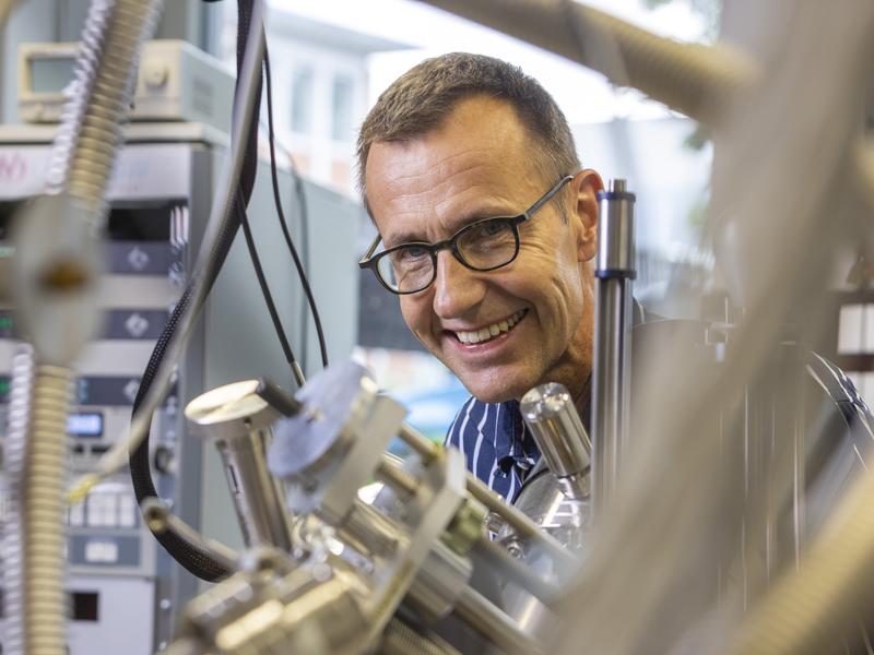 Roman Fasel, Leiter des Empa-Labors nanotech@surfaces, steht in seinem Labor vor einem Rastertunnelmikroskop.