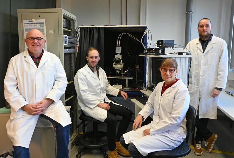 The HHU research team from the Institute of Neurobiology (from left): Dr. Karl Kafitz, Dr. Jan Meyer, Prof. Dr. Christine Rose und Dr. Niklas Gerkau. 