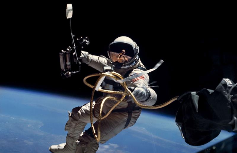 Completely weightless; but it is pure stress: US astronaut Edward White's first space walk. Photo: NASA