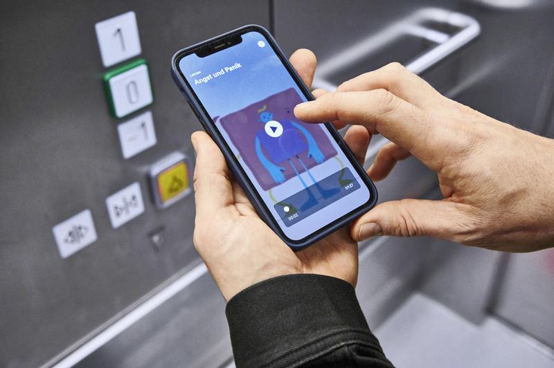 Mit einer App gegen Panik und Platzangst – Studienteilnehmer weiterhin deutschlandweit gesucht:  Mit der App kann sich ein Betroffener in einer Konfrontationsübung gezielt seinen Ängsten stellen – wie Platzangst in einem Fahrstuhl