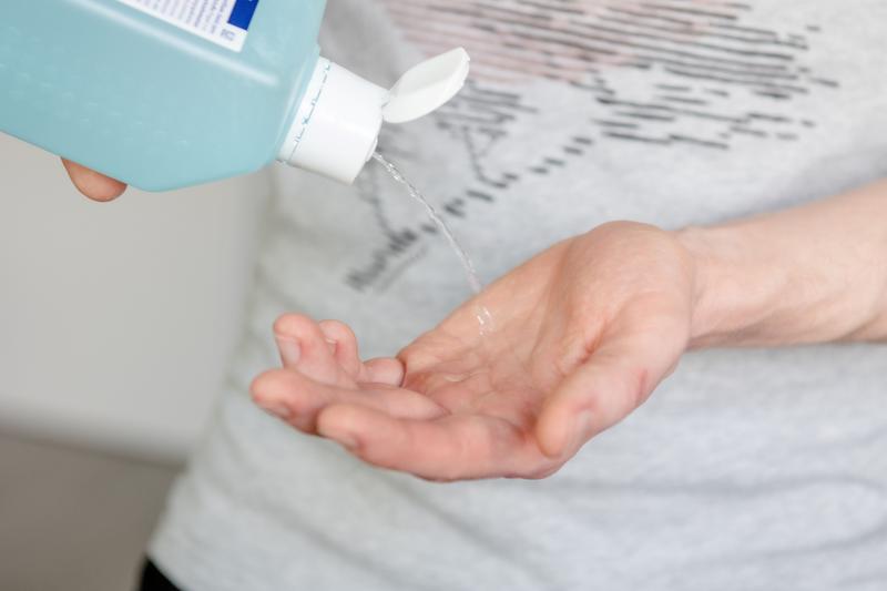 Die meisten üblichen Händedesinfektionsmittel können Hepatits-E-Viren wenig anhaben
