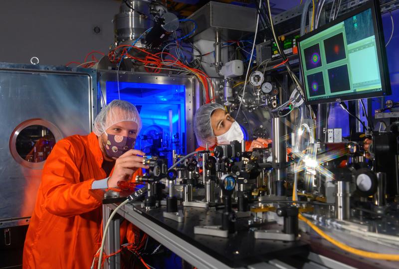 First author of the study, Dr Sebastian Keppler (l.), and Dr Yasmina Azamoum adjust the probing pulse for an experiment with the POLARIS laser system.