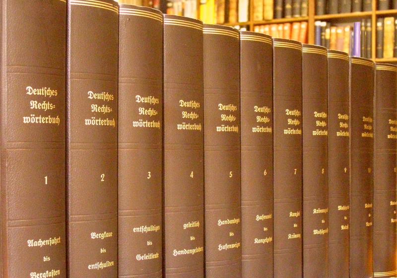 Das Deutsche Rechtswörterbuch: Über 100.000 Artikel auf 20.000 Druckspalten sind fertiggestellt. Inzwischen wird an Band 14 gearbeitet. 