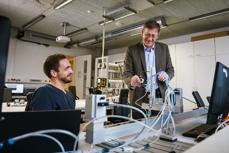 Projektleiter Prof. Dr. Reinhard Kaschuba (rechts) und Fabian Erichsmeier arbeiten daran, den Sortierprozess von Rapsölsaaten effizienter zu gestalten.