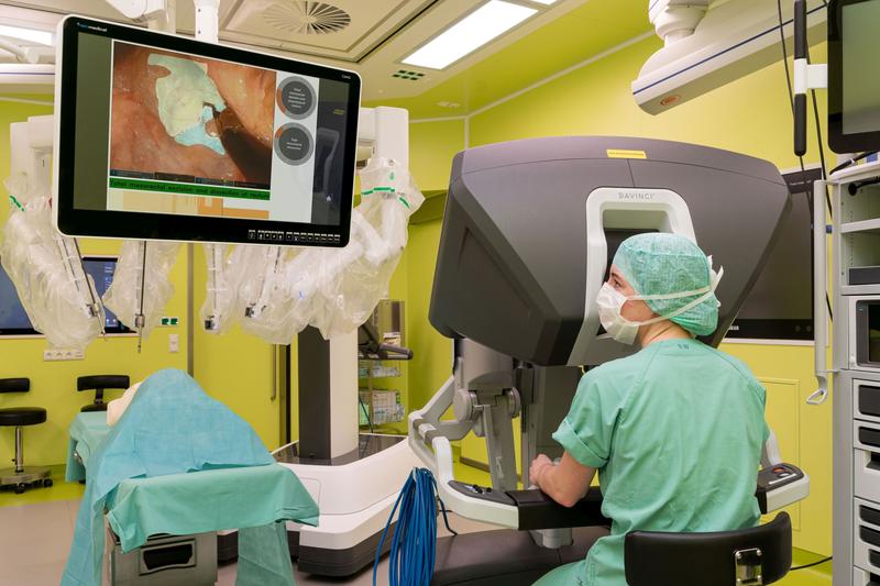 Auf dem Bildschirm sieht die Chirurgin relevante Informationen zu Ziel- und Risikostrukturen, die ein intelligentes Assistenzsystem einblendet. 