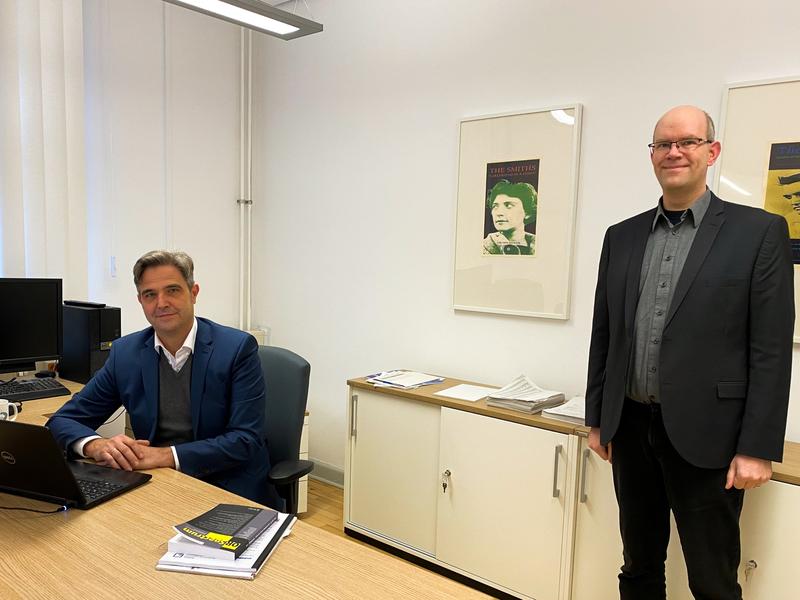 Der Dekan der Fakultät Informatik Kai Gutenschwager (links) und der Leiter des neuen Studiengangs "IT-Sicherheit" Torsten Sander im Büro des Dekans
