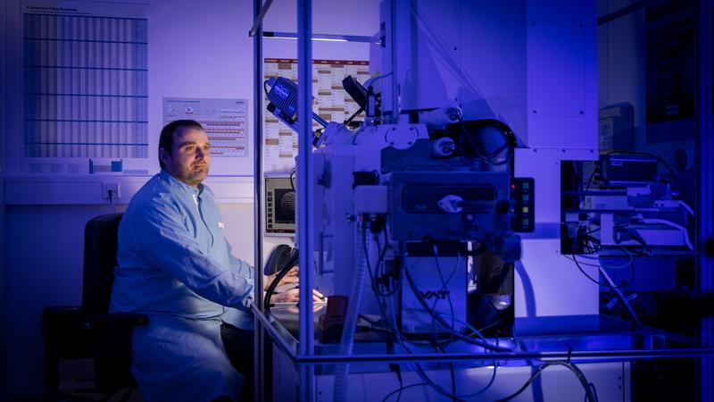 Dipl.-Ing. (FH) Dirk Rittrich, technischer Mitarbeiter am Zentrum für Mikrotechnologien, arbeitet am Kreuzstrahl-Rasterelektronenmikroskop.
