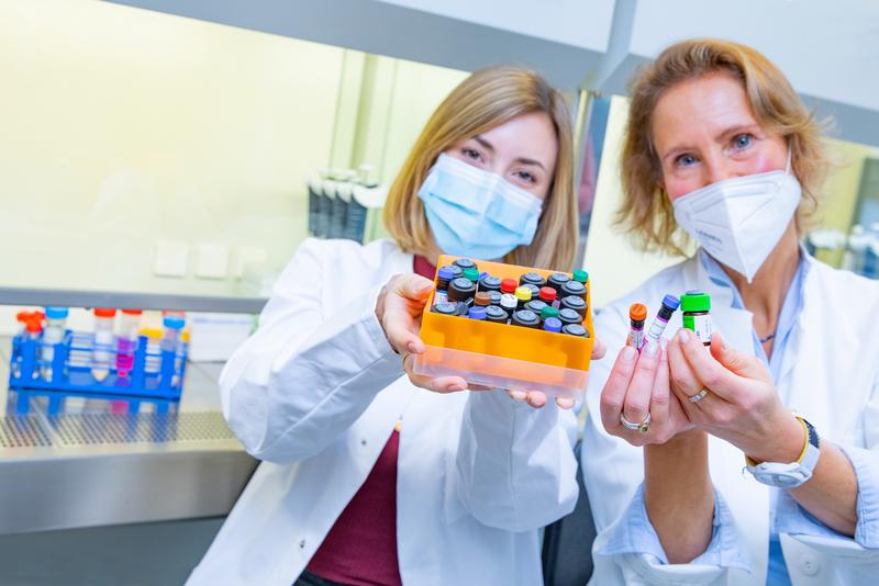 Sie analysieren das Immunsystem im Detail: Louisa Ruhl (li) und Christine Falk