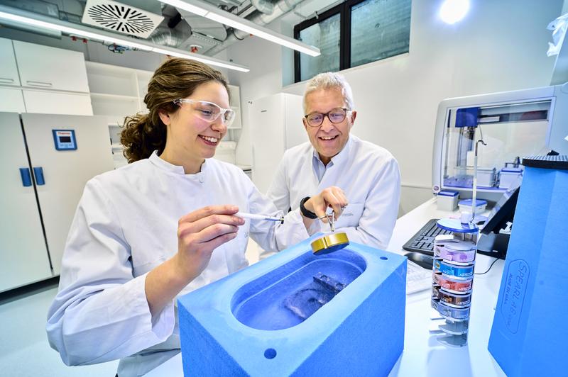 PhD student Inga Hochheiser and Prof. Dr. Matthias Geyer, director of the Institute of Structural Biology at the University Hospital Bonn (UKB), looking at a cryo-electron microscopy carrier. 