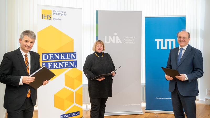 Pressefoto von der Vertragsunterzeichnung; v. l. n. r. HFPH-Präsident Johannes Wallacher, UNIA-Präsidentin Sabine Doering-Manteuffel und TUM-Vizepräsident Gerhard Kramer 