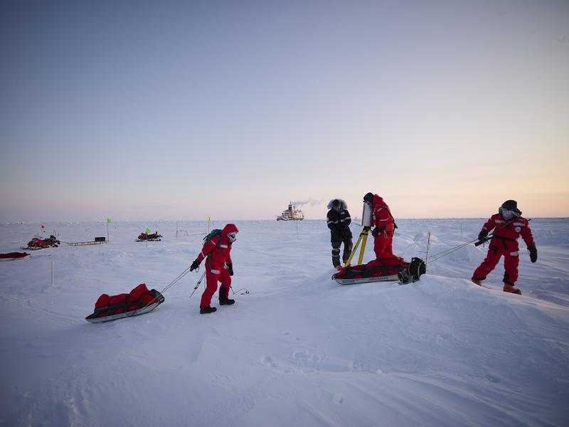 MOSAiC-Expedition: Forschende auf dem Eis